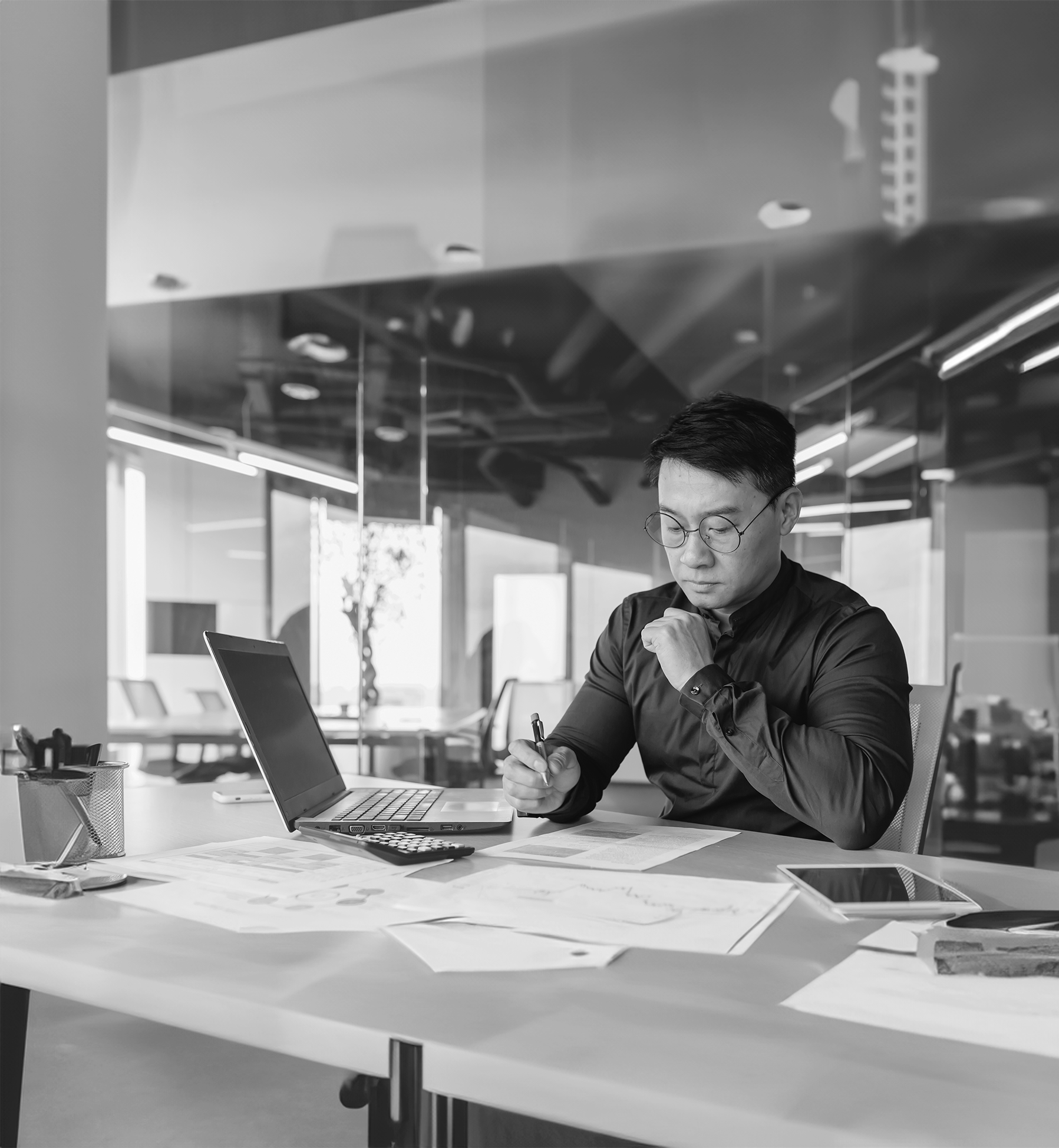 SINGLE-IMAGE_man_working_at_desk_jan24